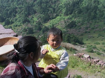 산속 오지 마을에 사는 아이. 이들은 소황제와 달리 힘든 일생이 예고되어 있다 